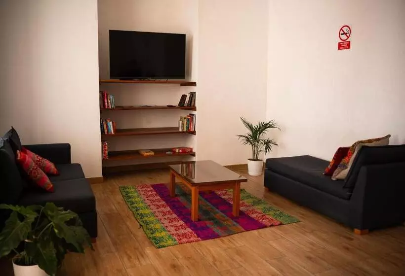 هاستل Tupac Huaraz