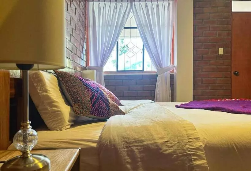 هاستل Tupac Huaraz