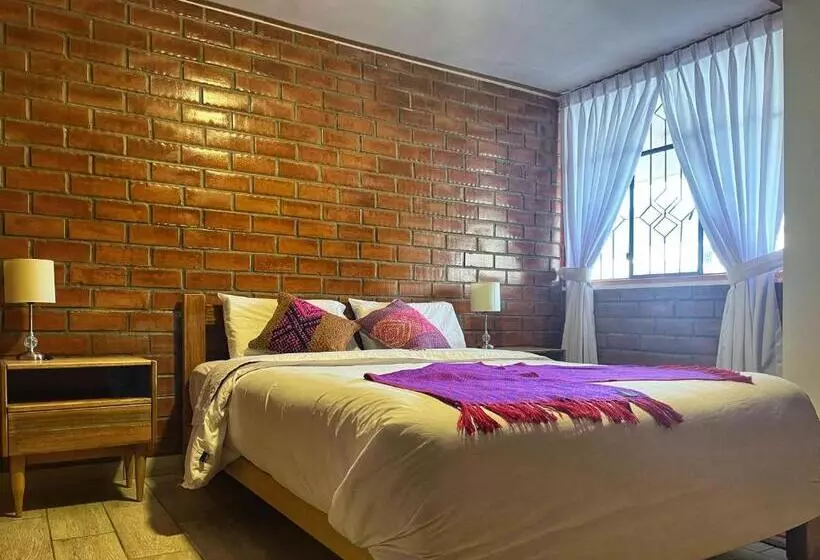 هاستل Tupac Huaraz