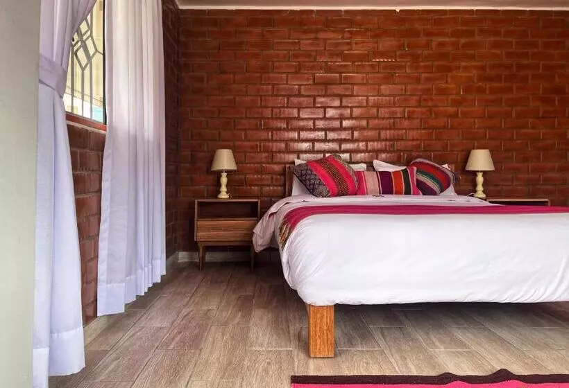 هاستل Tupac Huaraz