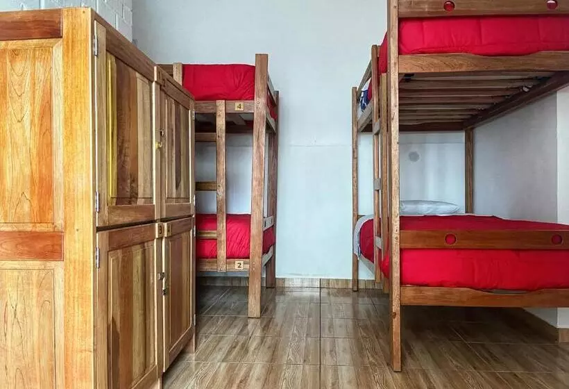 هاستل Tupac Huaraz