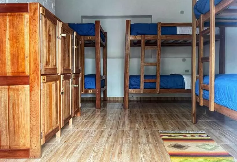 هاستل Tupac Huaraz