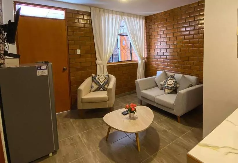 هاستل Tupac Huaraz