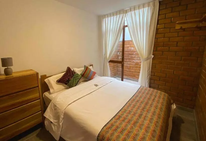 هاستل Tupac Huaraz