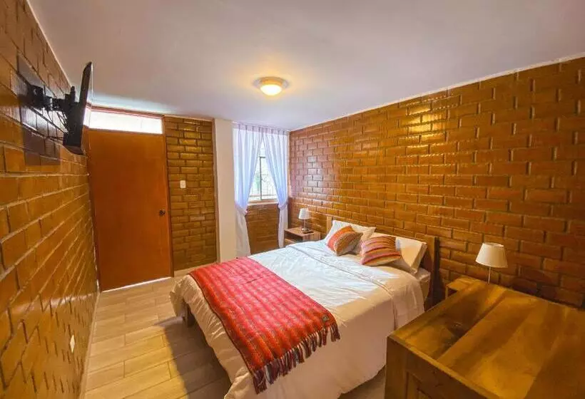 هاستل Tupac Huaraz
