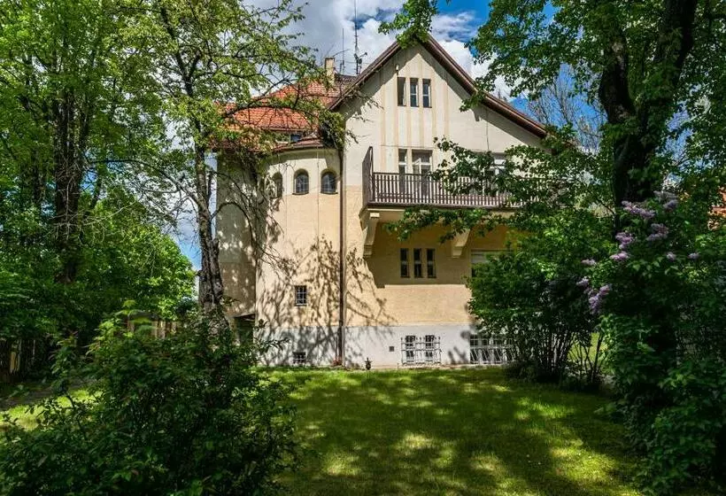 Retkeilymaja Historic Villa Imperia