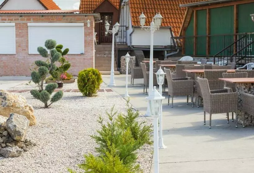 Aamiaismajoitus (B&B) Judit Panzió étterem