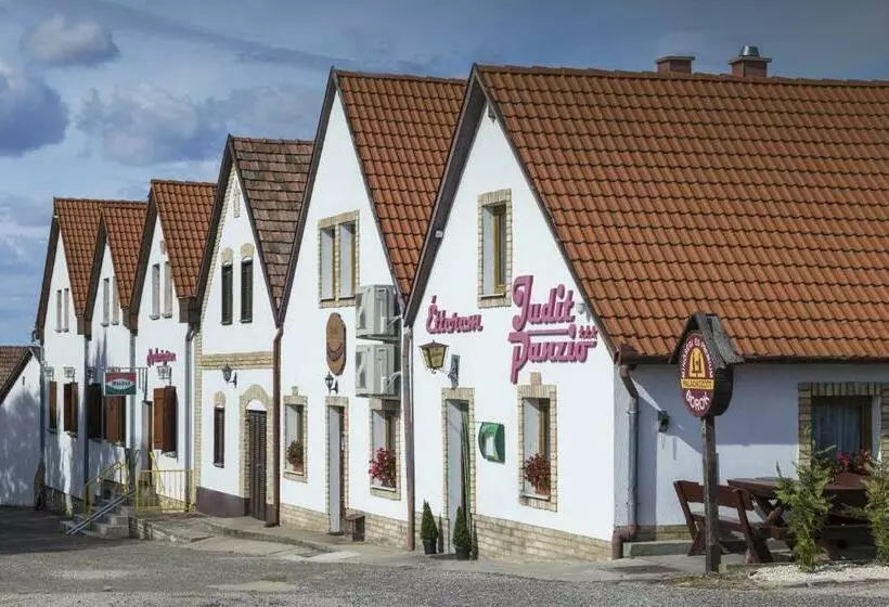 Aamiaismajoitus (B&B) Judit Panzió étterem