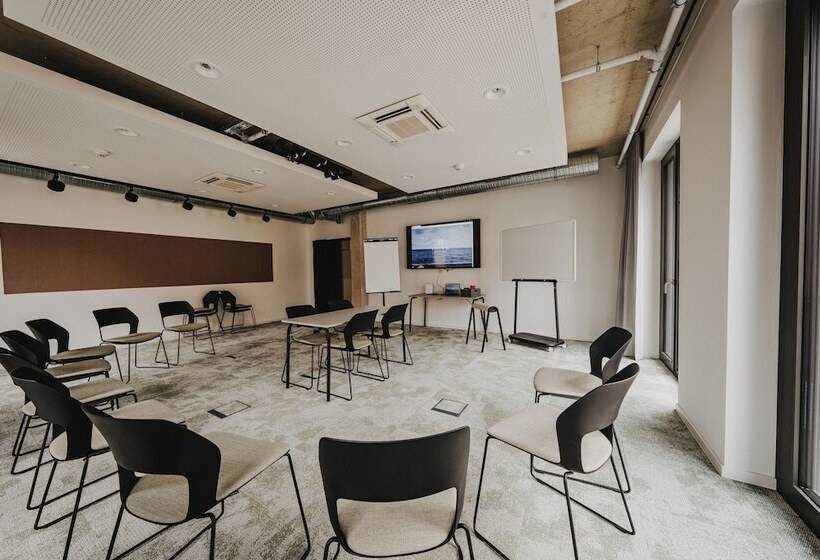 Отель Hiive Oldenburg