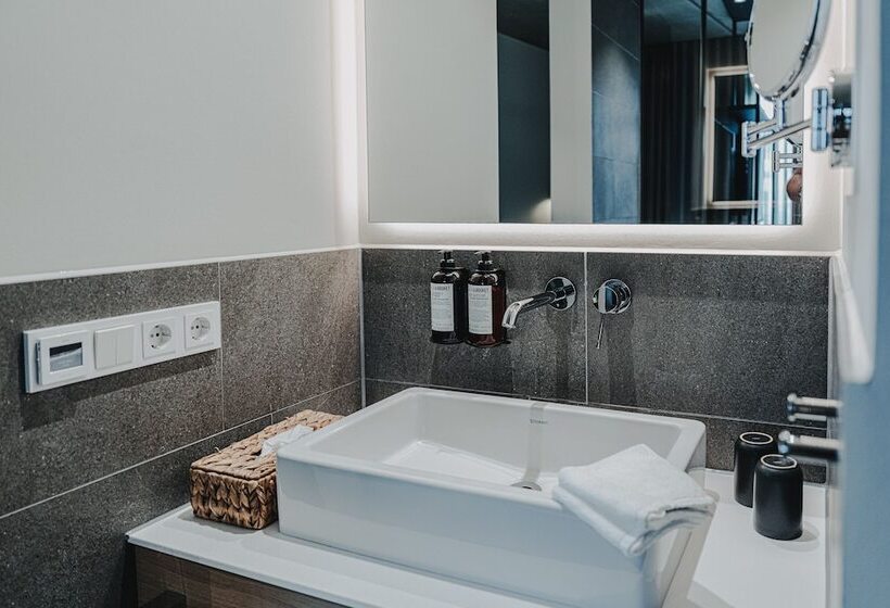 Отель Hiive Oldenburg