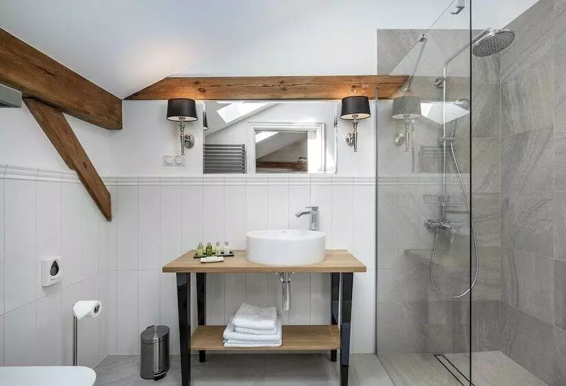 Majatalo Manowce Palace