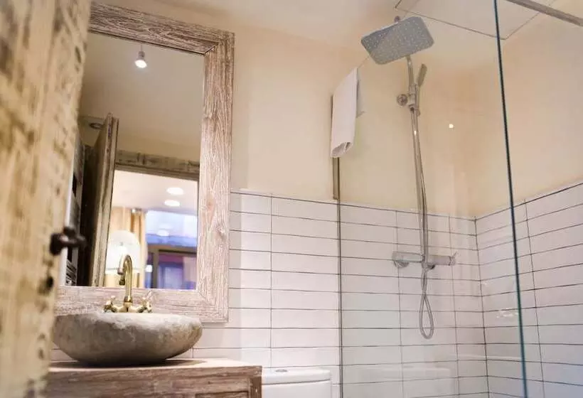 هتل La Bodega Suites