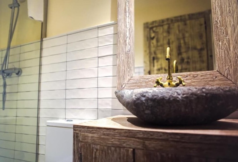 Отель La Bodega Suites