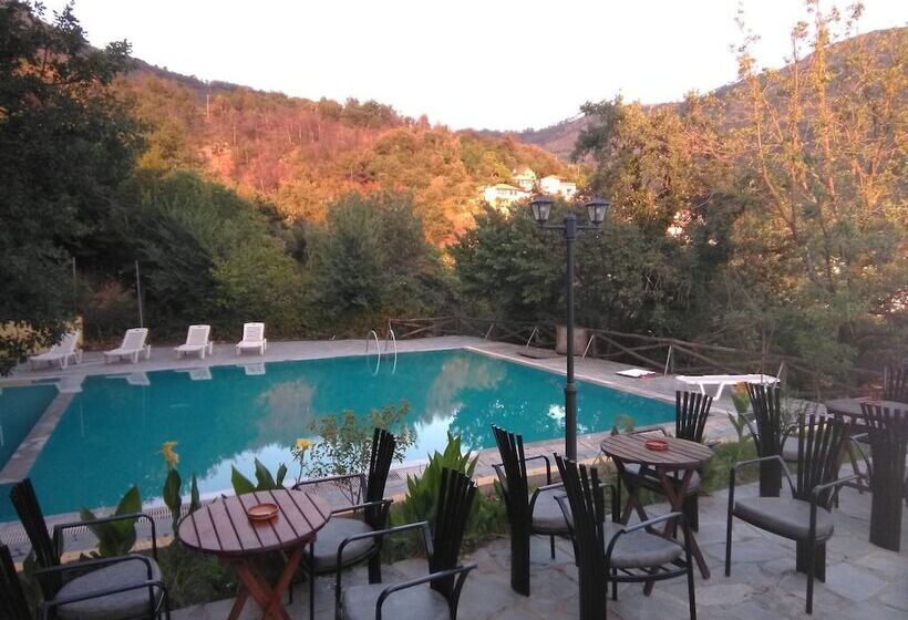 בית מלון כפרי Pool Bar Tsigoura