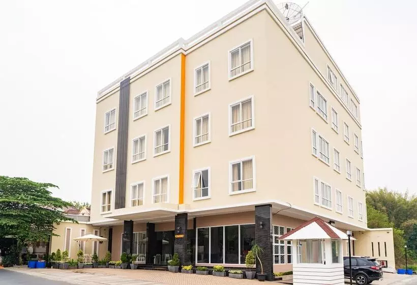 Hotelli Formerly Reddoorz Plus Near Teras Kota 3