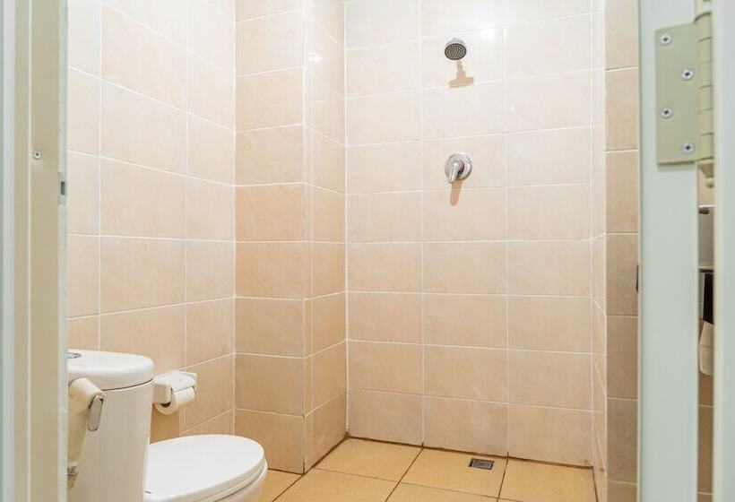 בית מלון כפרי Formerly Reddoorz Plus Near Teras Kota 3