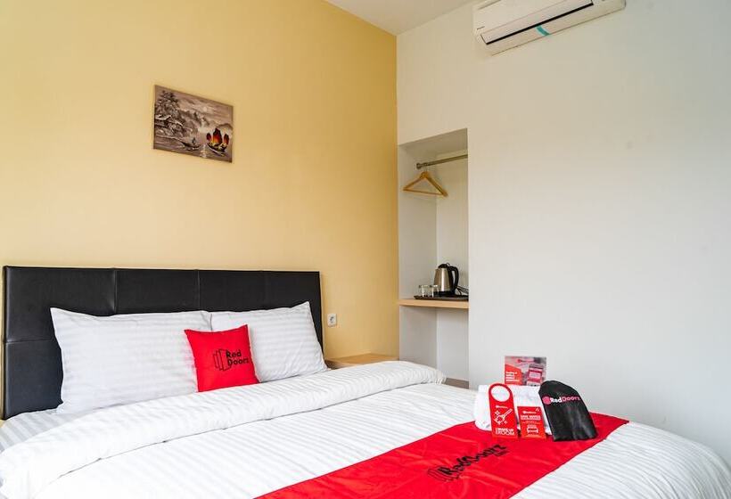 בית מלון כפרי Formerly Reddoorz Plus Near Teras Kota 3