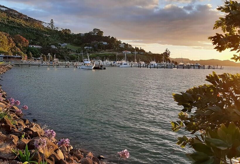 Hotel Madhuban Waterfront In Whangaroa