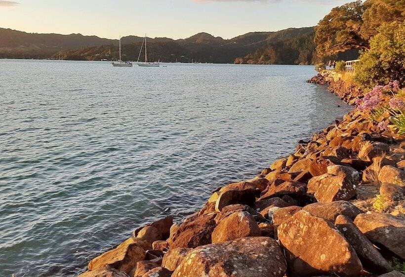 Hotel Madhuban Waterfront In Whangaroa