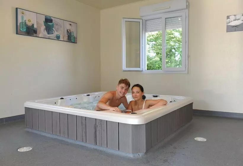 Отель Les Chalets De La Vingeanne