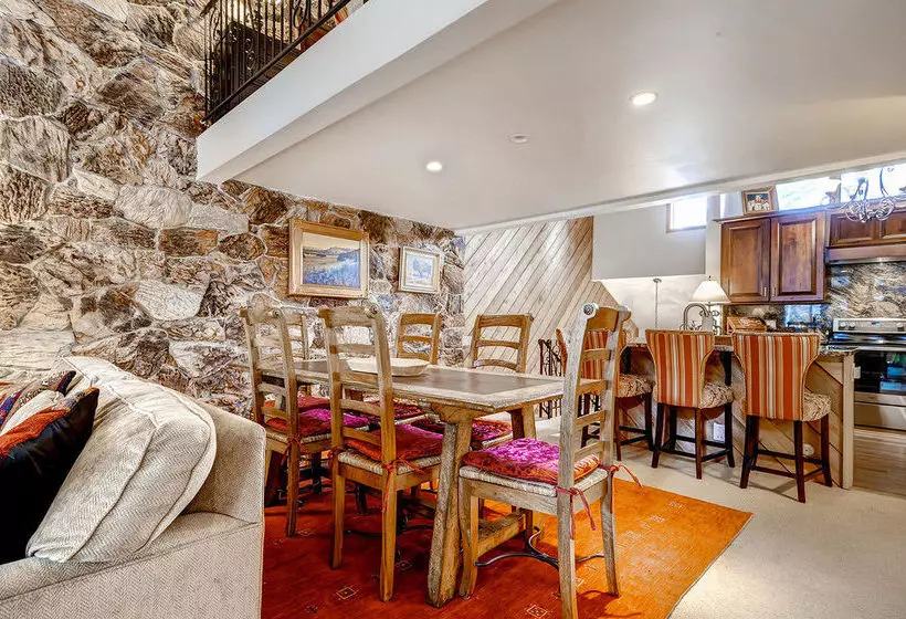 هتل Ridgepoint Townhomes