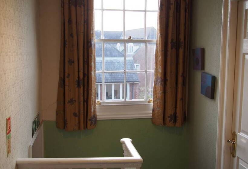 فندق The Coach House