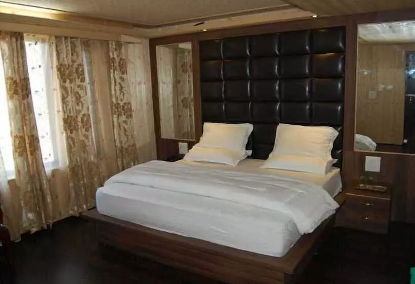 בית מלון כפרי Zahgeer Continental Gulmarg