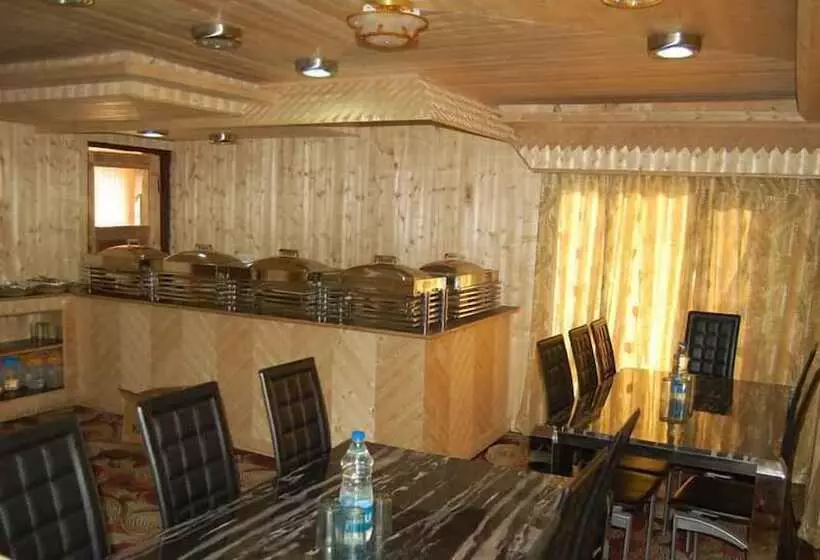 בית מלון כפרי Zahgeer Continental Gulmarg