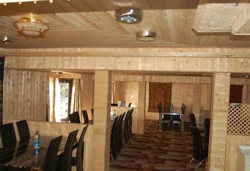 בית מלון כפרי Zahgeer Continental Gulmarg