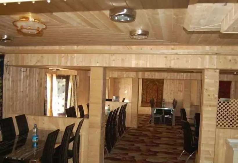 בית מלון כפרי Zahgeer Continental Gulmarg