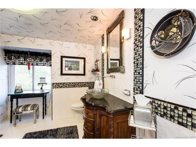 Matthews Manor Bed & Breakfast