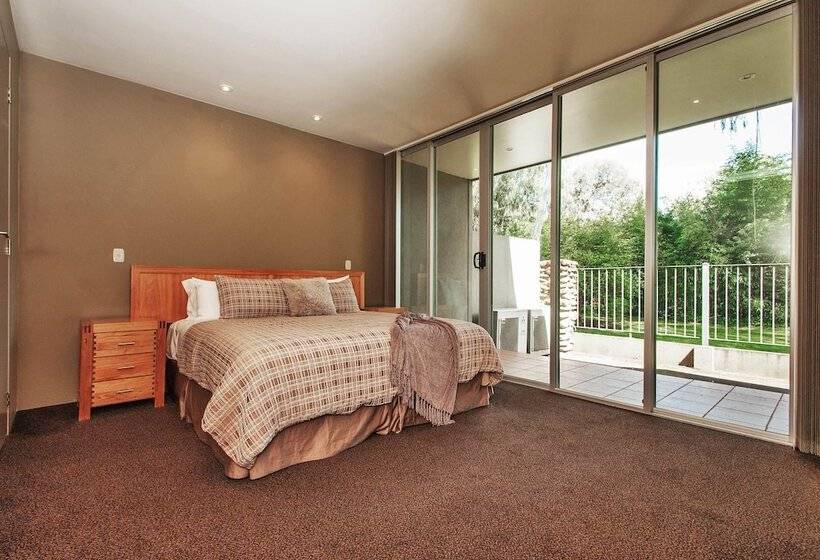 汽车旅馆  Centenary Peaks