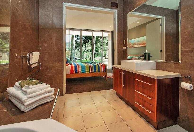 汽车旅馆  Centenary Peaks