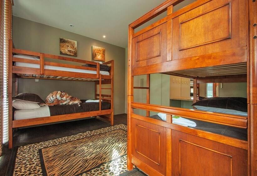 汽车旅馆  Centenary Peaks