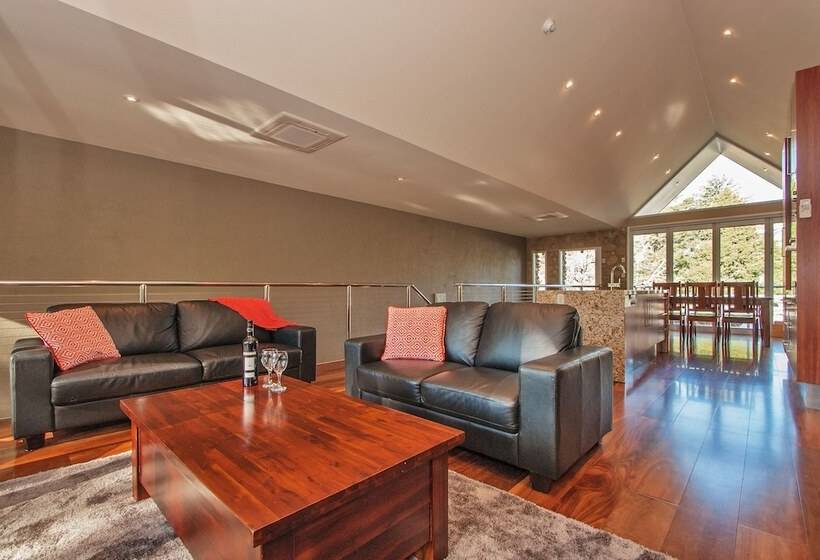 汽车旅馆  Centenary Peaks