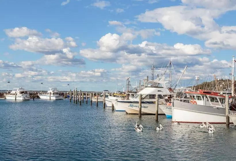 Отель Birubi Beach Holiday Park