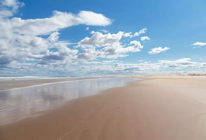 Отель Birubi Beach Holiday Park