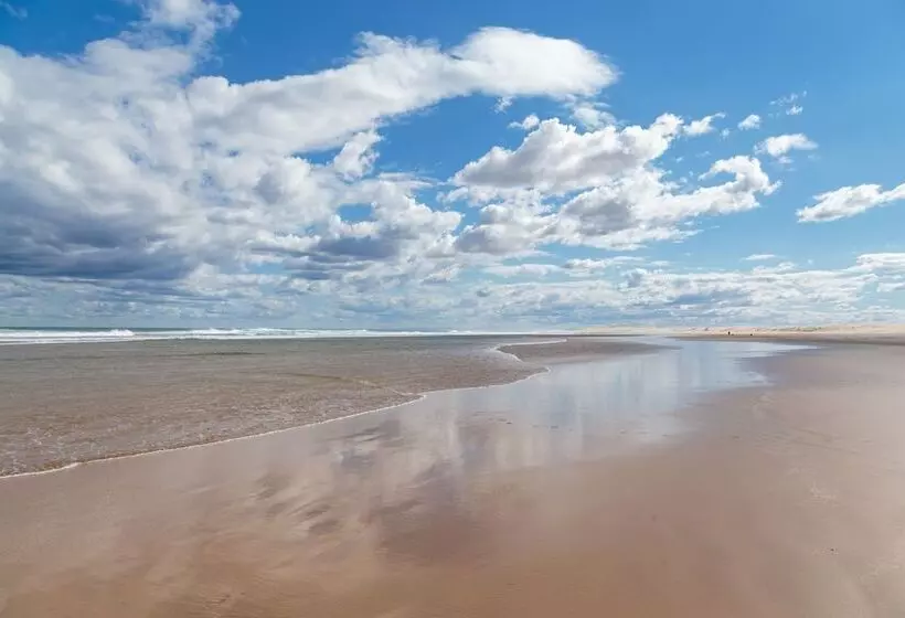 Отель Birubi Beach Holiday Park