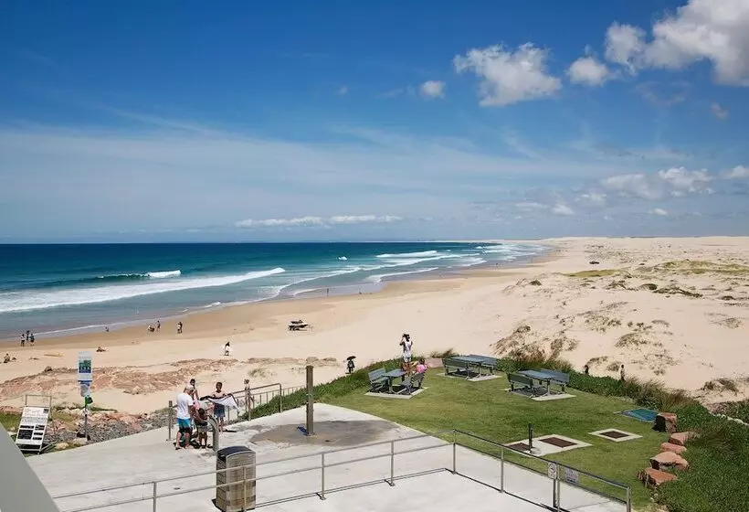 Отель Birubi Beach Holiday Park