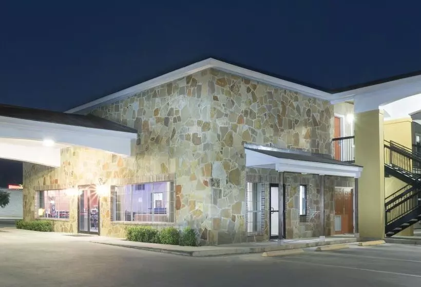 モーテル Super 8 By Wyndham San Antonio Near Fort Sam Houston