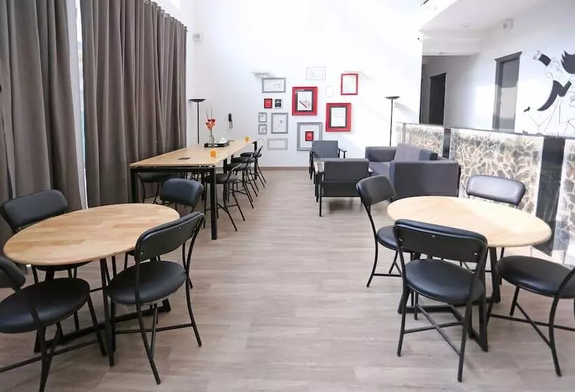 ホテル OYO Rooms Huda City Center