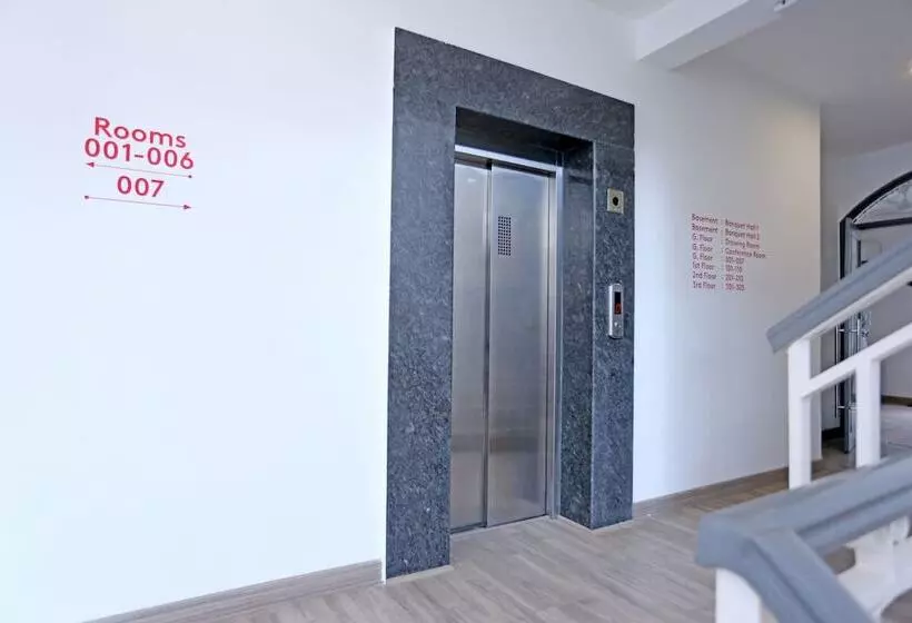 ホテル OYO Rooms Huda City Center