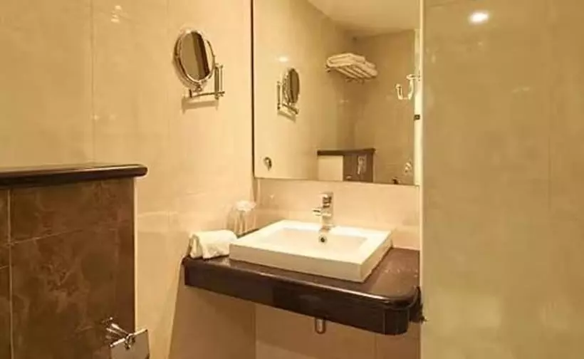 Hotel Fabexpress Laila S County