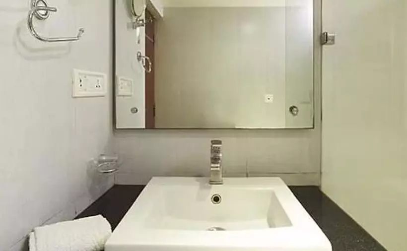 Hotel Fabexpress Laila S County