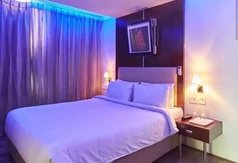 Hotel Fabexpress Laila S County