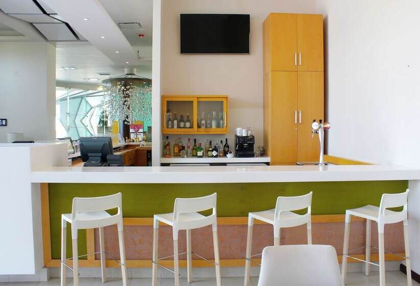 هتل Hampton Inn & Suites By Hilton Aguascalientes Airport