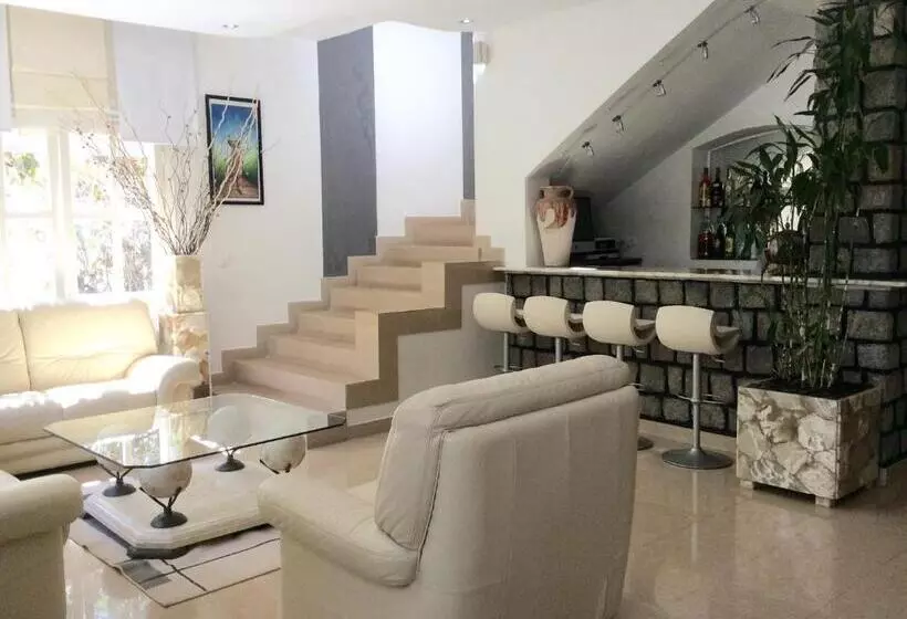 پانسیون Villa Perle Noire