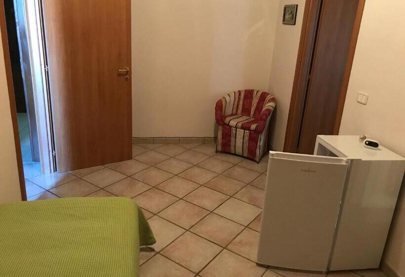 Отель Azienda Agrituristica Le Prunelle