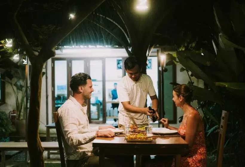 Hotelli The Kelong Trikora Resort