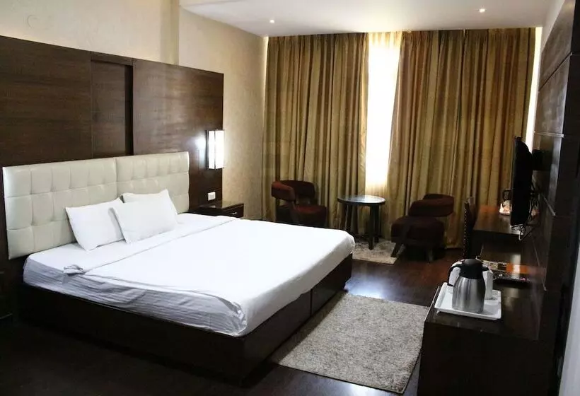 Amr Hotel, Katra